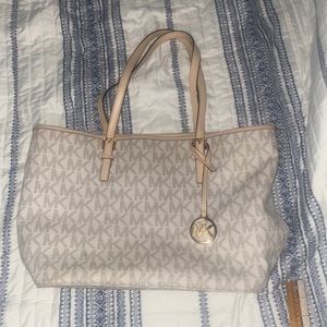 Beautiful Michael Kors Purse 😍